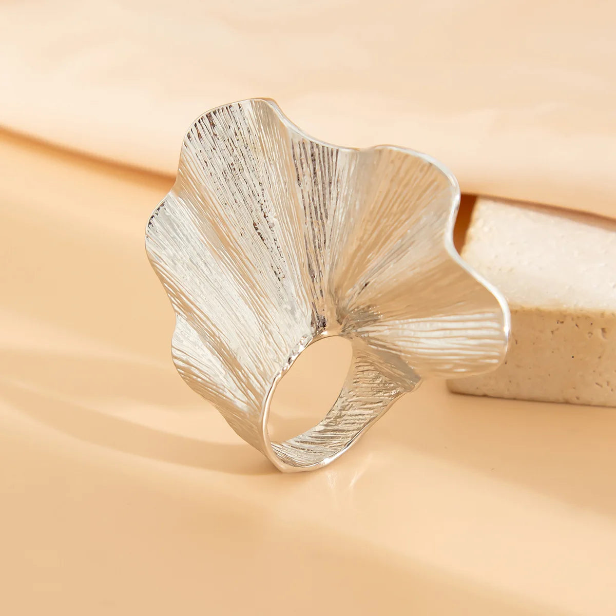 Ginkgo Leaf Ring for Women Men Fashiontrend Classic Metal Pleated Personality Leaf Fan-Shaped Finger Ring Punk Party Jewelry